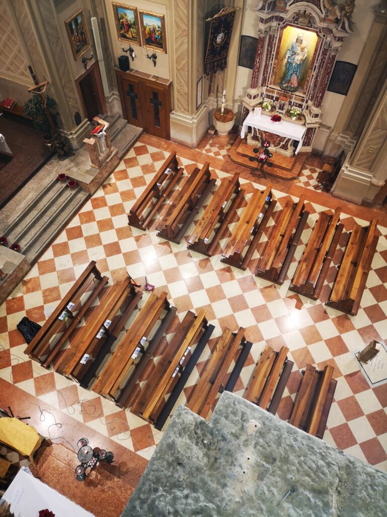 Banchi della chiesa