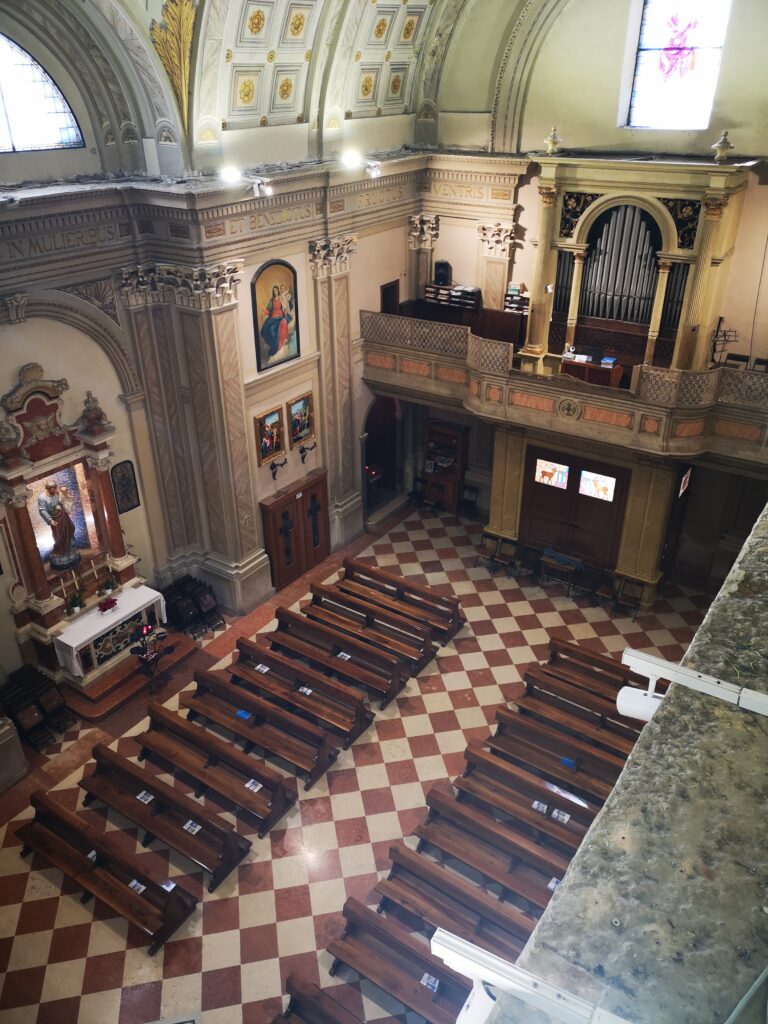 Banchi chiesa dietro